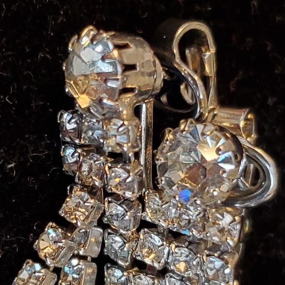 Vintage silvertone clip-on earrings with  cascading clear rhinestones - Picture 9 of 9